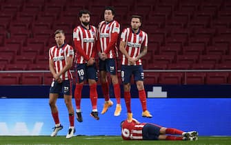 MADRID, SPAIN - DECEMBER 30: Marcos Llorente, Felipe, Jose Gimenez and Saul Niguez of Atletico de Madrid jump in the wall to defend a free-kick as teammate Koke lies behind during the La Liga Santander match between Atletico de Madrid and Getafe CF at Estadio Wanda Metropolitano on December 30, 2020 in Madrid, Spain. Sporting stadiums around Spain remain under strict restrictions due to the Coronavirus Pandemic as Government social distancing laws prohibit fans inside venues resulting in games being played behind closed doors. (Photo by Denis Doyle/Getty Images)
