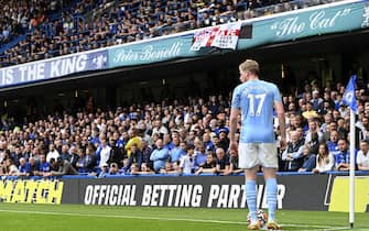 epa09487385 Kevin De Bruyne of Manchester City prepares a corner kick during the English Premier League soccer match between Chelsea FC and Manchester City in London, Britain, 25 September 2021.  EPA/Facundo Arrizabalaga EDITORIAL USE ONLY. No use with unauthorized audio, video, data, fixture lists, club/league logos or 'live' services. Online in-match use limited to 120 images, no video emulation. No use in betting, games or single club/league/player publications
