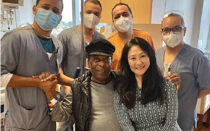 Pelé lascia l'ospedale dopo un mese: "Sono felice"