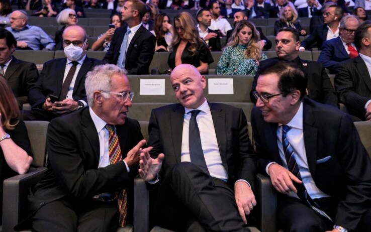 Al centro il preidente della Fifa, Gianni Infantino, con Sylvan Adams (uomo d'affari israeliano-canadese) e Steve Mnuchin (ex segretario al tesoro Usa)