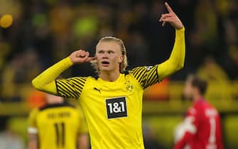 epa09432917 Dortmund's Erling Haaland celebrates after scoring the 3-2 lead during the German Bundesliga soccer match between Borussia Dortmund and TSG 1899 Hoffenheim in Dortmund, Germany, 27 August 2021.  EPA/FRIEDEMANN VOGEL CONDITIONS - ATTENTION: The DFL regulations prohibit any use of photographs as image sequences and/or quasi-video.