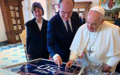 Il Papa riceve la maglia autografata di Messi