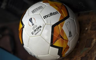 epa08588344 A general view of the official match ball  prior to the UEFA Europa League Round of 16 second leg match between Wolverhampton Wanderers and Olympiacos in Wolverhampton, Britain, 06 August 2020.  EPA/PETER POWELL