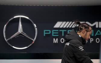 epa07853119 British Formula One driver Lewis Hamilton (R) of Mercedes AMG Petronas F1 Team is pictured against the Mercedes logo in the team garage ahead of the Singapore Formula One Grand Prix in Singapore,  19 September 2019. The Singapore Formula One Grand Prix night race will take place on 22 September 2019.  EPA/WALLACE WOON