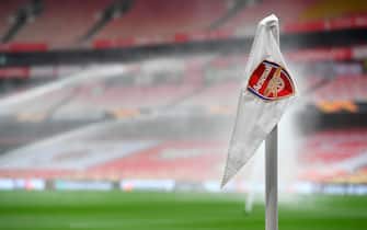 epa09082373 The Arsenal logo on display on a corner flag prior to the UEFA Europa League round of 16, second leg soccer match between Arsenal FC and Olympiacos Piraeus in London, Britain, 18 March 2021.  EPA/ANDY RAIN