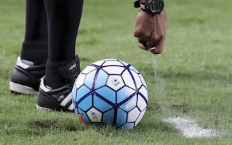 epa06174332 Referee Nawaf Shukralla of Bahrain uses vanishing spray prior to a free kick  during a FIFA 2018 World Cup qualification round match between Iraq and Thailand, in Bangkok, Thailand, 31 August 2017.  EPA/DIEGO AZUBEL