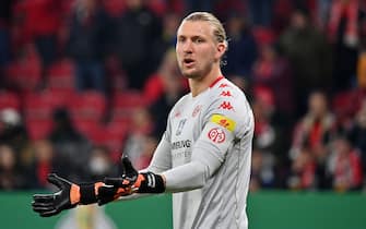 26 October 2021, Rhineland-Palatinate, Mainz: Football: DFB Cup, FSV Mainz 05 - Arminia Bielefeld, 2nd round, Mewa Arena: Mainz goalkeeper Robin Zentner (Important note: The DFB prohibits the use of sequence pictures on the internet and in online media during the match (including half-time). Restriction period! The DFB allows the publication and further use of the pictures on mobile devices (especially MMS) and via DVB-H and DMB only after the end of the match). Photo: Torsten Silz/dpa - IMPORTANT NOTE: In accordance with the regulations of the DFL Deutsche FuÃŸball Liga and/or the DFB Deutscher FuÃŸball-Bund, it is prohibited to use or have used photographs taken in the stadium and/or of the match in the form of sequence pictures and/or video-like photo series.