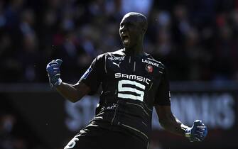 epa09503194 Rennes goalkeeper Alfred Gomis reacts after his team scored the 1-0 lead during the French Ligue 1 soccer match between Stade Rennais and PSG at the Roazhon Park stadium in Rennes, France, 03 October 2021.  EPA/YOAN VALAT