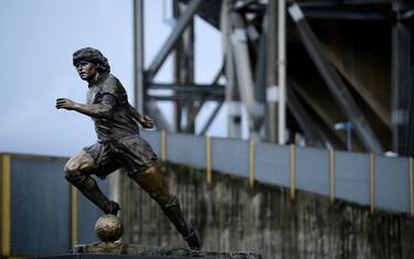 Maradona, inaugurata statua davanti al suo stadio