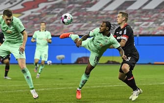 epa08808566 Moenchengladbach's Valentino Lazaro, center, scores an artistic third goal for his side beside Leverkusen's Sven Bender, right, during the German Bundesliga soccer match between Bayer Leverkusen and Borussia Moenchengladbach at the BayArena in Leverkusen, Germany, Saturday, Nov. 8, 2020.  EPA/Martin Meissner / POOL CONDITIONS - ATTENTION:  The DFL regulations prohibit any use of photographs as image sequences and/or quasi-video.