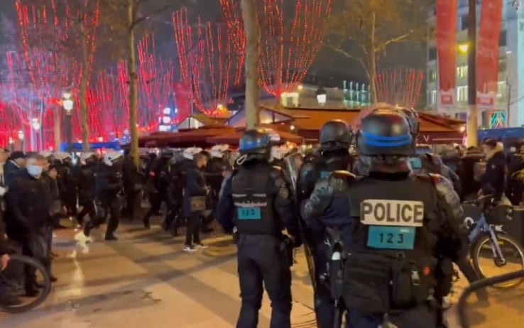 L’Algérie remporte la Coupe arabe, affrontement à Paris entre supporters et policiers