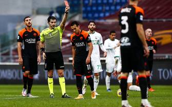 Referee Filippo Meli shows the red card to Roma's Pedro during the Italian Serie A soccer match AS Roma vs US Sassuolo at Olimpico stadium in Rome, Italy, 06 December 2020. ANSA/ANGELO CARCONI
