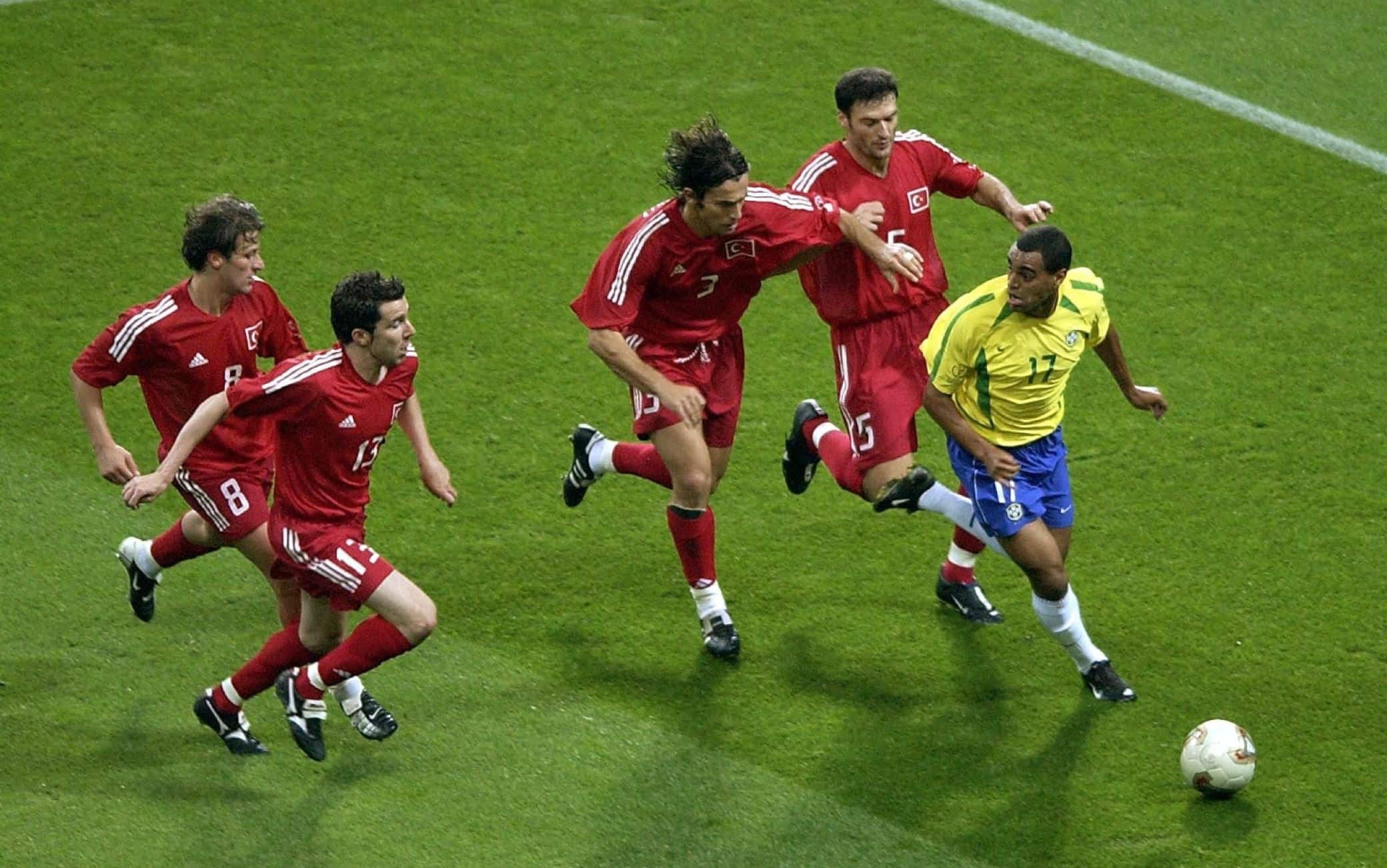 Semifinale del Mondiale 2002 Brasile-Turchia, Denilson scappa verso la bandierina inseguito da quattro avversari