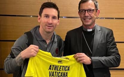 Papa Francesco dona a Messi maglia autografata