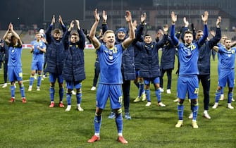 epa09586184 Ukrainian soccer players celebrate their victory after the FIFA World Cup 2022 group D qualifying soccer match between Bosnia and Herzegovina and Ukraine in Zenica, Bosnia and Herzegovina, 16 November 2021.  EPA/Fehim Demir