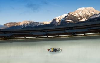 epa05133804 German Ralf Palik in action on the ice channel with an alpine view of the Kehlstein (L) and Hoher Goell (R) during the Men's Sprint event at the Luge World Championships in Schoenau am Koenigssee, Germany, 29 January 2016.  EPA/PETER KNEFFEL