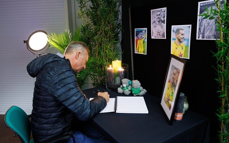 Tifosi del Cercle Brugge firmano il registro in memoria di Miguel Van Damme Tifosi del Cercle Brugge firmano il registro in memoria di Miguel Van Damme