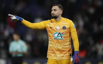 epa09720436 Gianluigi Donnarumma of Paris Saint Germain during the penalty shootout during the Coupe de France round of sixteen soccer match between PSG and Nice at the Parc des Princes stadium in Paris, France, 31 January 2022.  EPA/YOAN VALAT
