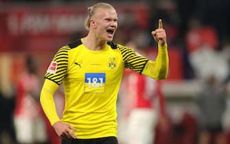 epa09829611 Dortmund's Erling Haaland celebrates after winning the German Bundesliga soccer match between FSV Mainz 05 and Borussia Dortmund in Mainz, Germany, 16 March 2022.  EPA/FRIEDEMANN VOGEL CONDITIONS - ATTENTION: The DFL regulations prohibit any use of photographs as image sequences and/or quasi-video.