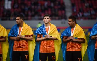 Players of Shakhtar Donetsk hold Ukrainian flags on their shoulders before their friendly charity football match against Olympiacos F.C for peace and the end of war in Ukraine at the Karaiskaki Stadium in Athens on April 9, 2022. (Photo by ANGELOS TZORTZINIS / AFP) (Photo by ANGELOS TZORTZINIS/AFP via Getty Images)