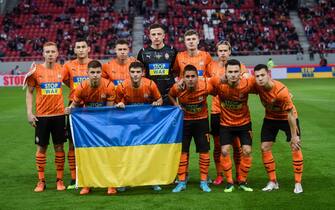 Players of Shakhtar Donetsk pose with a Ukrainian flag before a friendly charity football match between Shakhtar Donetsk and Olympiacos F.C for peace and the end of war in Ukraine at the Karaiskaki Stadium in Athens on April 9, 2022. (Photo by ANGELOS TZORTZINIS / AFP) (Photo by ANGELOS TZORTZINIS/AFP via Getty Images)