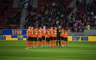 Shakhtar Donetsk's players hold a minute of silence before a friendly charity football match between Shakhtar Donetsk and Olympiacos F.C for peace and the end of war in Ukraine at the Karaiskaki Stadium in Athens on April 9, 2022. (Photo by ANGELOS TZORTZINIS / AFP) (Photo by ANGELOS TZORTZINIS/AFP via Getty Images)