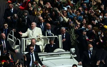 Papa torna su sagrato Basilica dopo stop Covid