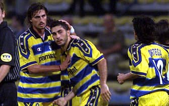 19990916 - PARMA - SPR: CALCIO: COPPA UEFA; PARMA-KRYVBAS. Marco Di Vaio (al centro) festeggiato da Dino Baggio (S) Ariel Ortega e CFabio annavaro (S) dopo avere realizzato il primo gol del Parma. A sinistra l'arbitro Mc Dougal.
                    PARENTI/ BENVENUTI       ANSA