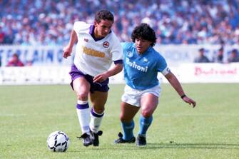 NAPLES, ITALY - MAY 10: Roberto Baggio of Fiorentina controls the ball under pressure of Diego Maradona of Napoli during the Serie A match between Napoli and Fiorentina at the Stadio San Paolo on May 10, 1987 in Naples, Italy. (Photo by Etsuo Hara/Getty Images)