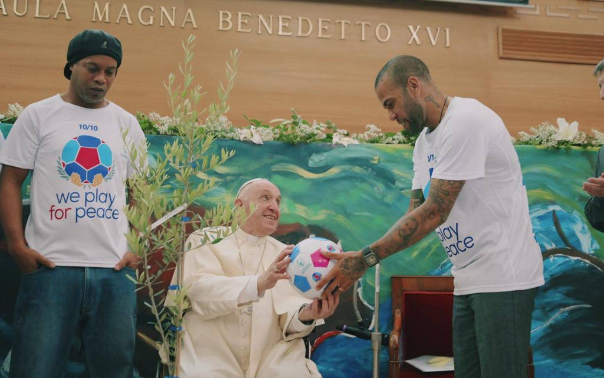 Papa Francesco con Ronaldinho e Dani Alves