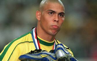 epa02769052 (FILE) An archive picture, dated 13 July 1998, shows Brasilian striker Ronaldo with his shoes around his neck after the World Cup final Brasil vs France in St Denis, France. 34-year-old Ronaldo will be playing his farewell match with Brazil's national team on 07 June.  EPA/OLIVER BERG