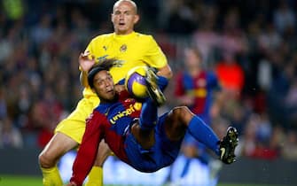 BARCELONA, SPAIN - NOVEMBER 25: Ronaldinho of Barcelona scores his second goal during the La Liga match between FC Barcelona and Villarreal at Camp Nou stadium on November 25, 2006 in Barcelona, Spain. (Photo by Bagu Blanco/Getty Images)