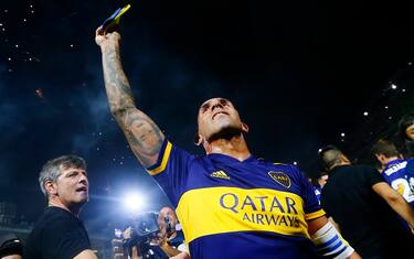 BUENOS AIRES, ARGENTINA - MARCH 07: Carlos Tevez of Boca Juniors celebrates with fans next to Boca Juniors vice-president Mario Pergolini (L) as they celebrate winning the championship after a match between Boca Juniors and Gimnasia y Esgrima La Plata as part of Superliga 2019/20 at Alberto J. Armando Stadium on March 7, 2020 in Buenos Aires, Argentina. (Photo by Marcos Brindicci/Getty Images)
