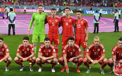 Perché il Galles posa così nelle foto di squadra?