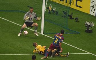 Barcelona's Juliano Belletti scores  (Photo by Jon Buckle - PA Images via Getty Images)