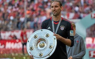 MUNICH, GERMANY - MAY 20: Goalkeeper Tom Starke of Bayern Muenchen poses with the Championship trophy in celebration of the 67th German Championship title following he Bundesliga match between Bayern Muenchen and SC Freiburg at Allianz Arena on May 20, 2017 in Munich, Germany. (Photo by TF-Images/Getty Images)