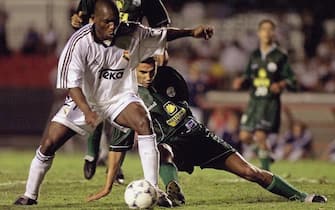Geremi of Real Madrid prepares to score his team's first goal against Raja Casablanca, 10 January, 2000, during the last game of the first round in the World Club Championship in Sao Paulo. Real Madrid won 3-2. (ELECTRONIC IMAGE) AFP PHOTO/Marie HIPPENMEYER (Photo by MARIE HIPPENMEYER / AFP) (Photo by MARIE HIPPENMEYER/AFP via Getty Images)