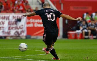 HARRISON, NJ - AUGUST 27:  Inter Miami forward Gonzalo HiguaÃ­n (10) takes a free kick just outside the 18 yard box and scores during the first half of the Major League Soccer game between the New York Red Bulls and Inter Miami on August 27, 2022 at Red Bull Arena in Harrison, New Jersey.   (Photo by Rich Graessle/Icon Sportswire via Getty Images)
