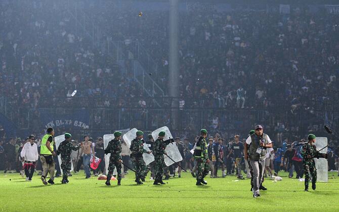 Indonesia, scontri allo stadio dopo una partita: oltre 180 morti. FOTO