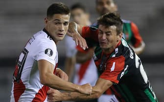 epa07435569 Lucas Martinez Quarta (L) of River Plate in action against Roberto Gutierrez (R) of Palestino during the Copa Libertadores group stage soccer match between River Plate of Argentina and Club Deportivo Palestino of Chile at the Monumental Stadium in Buenos Aires Aires, Argentina, 13 March 2019.  EPA/JUAN IGNACIO RONCORONI