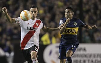 Federico Carrizo (R) of Boca Juniors vies for the ball with Emanuel Mammana (L) of River Plate during their soccer match of the Libertadores Cup in Buenos Aires, Argentina, 14 May 2015. The match was suspended after pepper was sprayed from the stands, according to local media. EFE/DAVID FERNANDEZ 