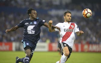 epa06680739 Juan Carlos Paredes (L) of Emelec vies for the ball with Marcelo Saracchi (R) River Plate during the Copa Libertadores soccer match between Emelec of Ecuador and River Plate of Argentina at the George Capwell Stadium in Guayaquil, Ecuador, 19 April 2018.  EPA/MARCO PIN