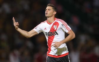 epa05677697 River Plate's Lucas Alario celebrates after scoring a goal against the Rosario Central's during their final match of the Argentine Cup tournament at Mario Alberto Kempes Stadium, in Cordoba, Argentina, 15 December 2016.  EPA/NICOLAS AGUILERA