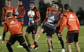 epa05068636 South American champion Argentine club River Plate's defender Guido Rodriguez (C) controls the ball during a practice session in preparation for the semifinals of he FIFA Club World Cup 2015 against Japanese club Sanfrecce Hiroshima in Osaka, western Japan, 14 December 2015. The semifinals will be held 16 December 2015.  EPA/KIMIMASA MAYAMA