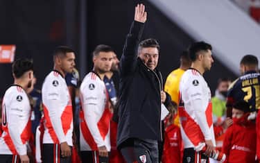 epa09975959 River Plate's head coach Marcelo Gallardo waves at the start of the Copa Libertadores soccer match between Argentinian River Plate and Peru's Alianza Lima, at Monumental stadium, in Buenos Aires, Argentina, 25 May 2022.  EPA/Juan Ignacio Roncoroni