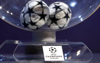 epa04875707 A pot with the balls containing the names of the soccer clubs is shown, during the drawing of the games for the UEFA Champions League 2015/16 play-off, at the UEFA Headquarters in Nyon, Switzerland, 07 August 2015.  EPA/SALVATORE DI NOLFI