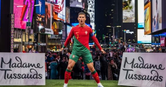 Cristiano Ronaldo torna-se uma figura de cera na Times Square para o Madame Tussauds.  vídeo
