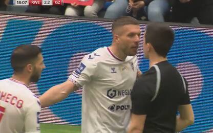 Podolski che fai? Espulso in torneo di beneficenza