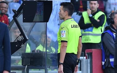 Referee Antonio Rapuano while consulting the VAR system during football Serie A Match, Stadio Olimpico, As Roma v Torino ,13rd Nov 2022
Fotografo01