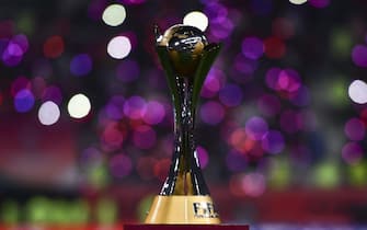 epa08085605 The trophy is on display ahead of the FIFA Club World Cup 2019 final soccer match between Liverpool FC and CR Flamengo in Doha, Qatar 21 December 2019.  EPA/NOUSHAD THEKKAYIL